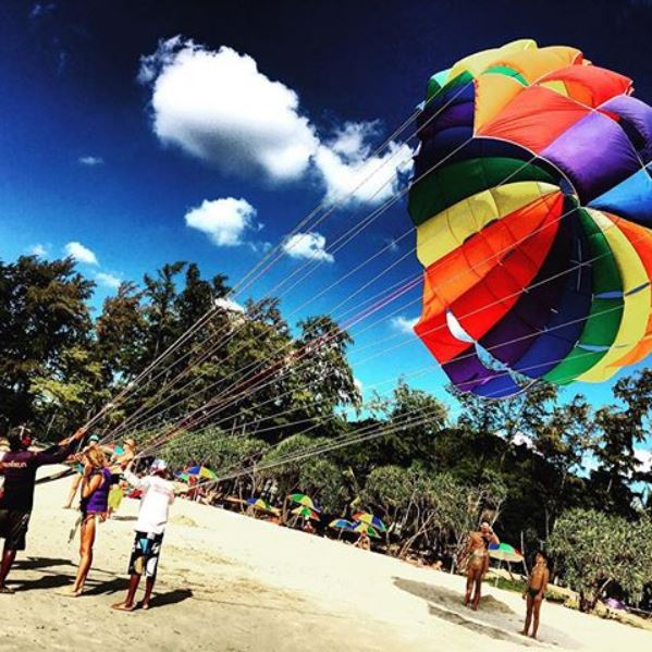 Parasailing presso Kata Beach, Thailandia