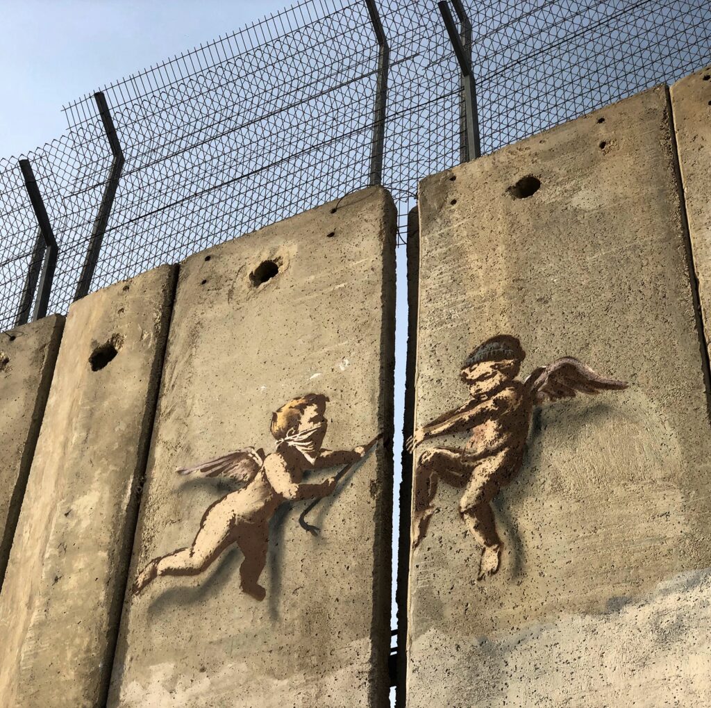 Graffito di Banksy sul lato del muro palestinese