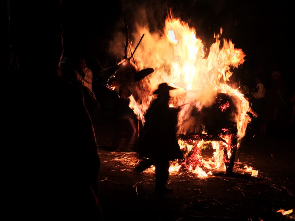 Falò e festeggiamenti sull'isola di Amantanì