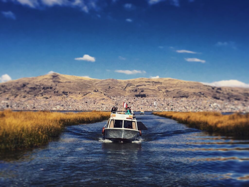 Navigazione attraverso le canne di totora, lago Titicaca