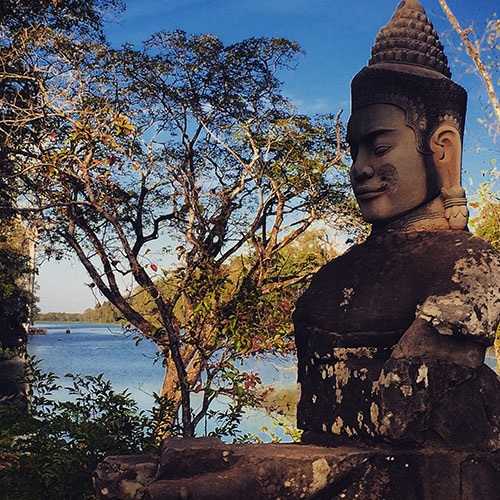 Una statua del ponte che conduce ad Angkor Thom