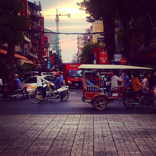 Il traffico di Phnom Penh e i suoi tuk tuk