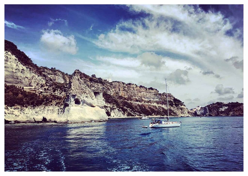 Un'escursione in barca sull'Isola di Palmarola