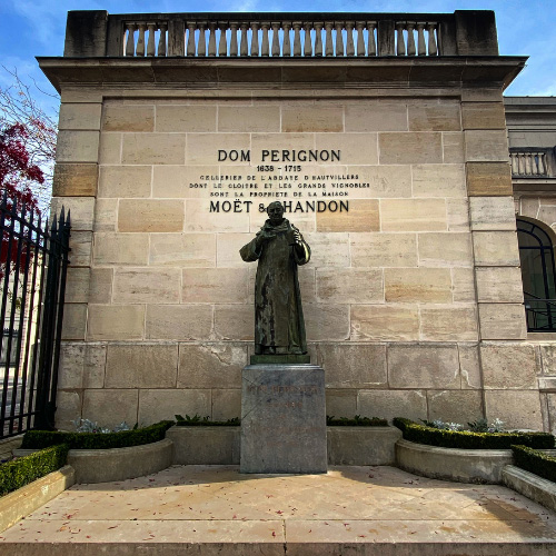 Statua di Dom Perignon