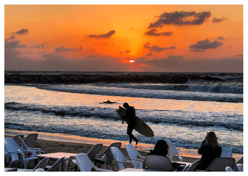 Surfisti sulla spiaggia di Tel Aviv