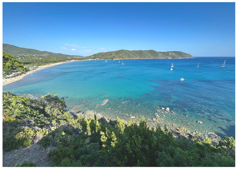 La spiaggia di Lacona vista dal Camping Laconella