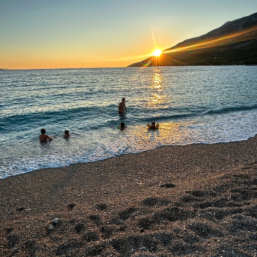 Tramonto sulla spiaggia di Zlatni Rat